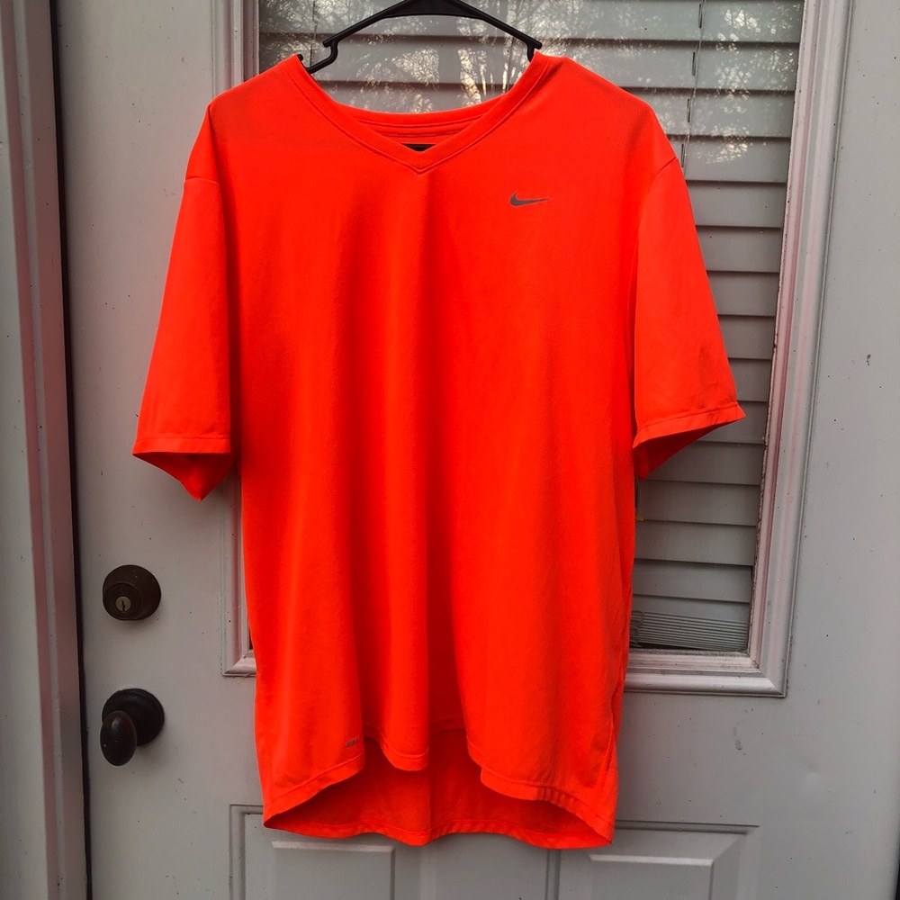 Men’s Nike V neck dry fit shirt sz XL